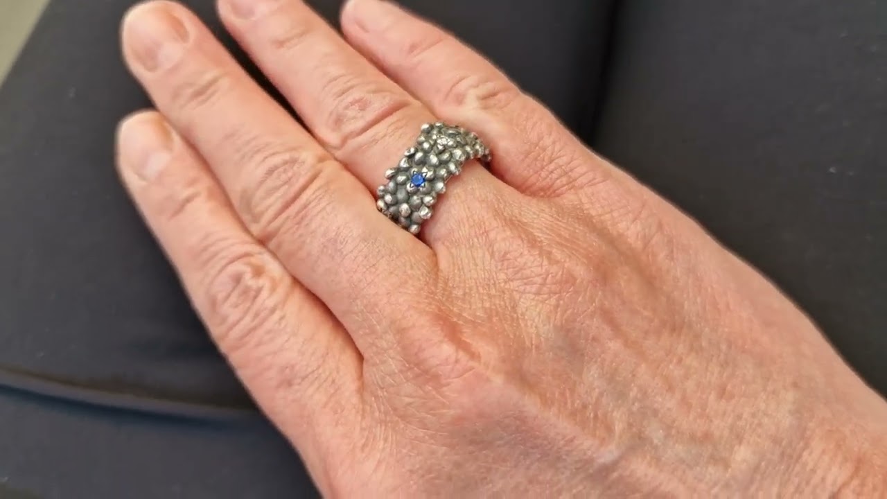 Breiter Bubblering mit Steinen aus altem Familienschmuck