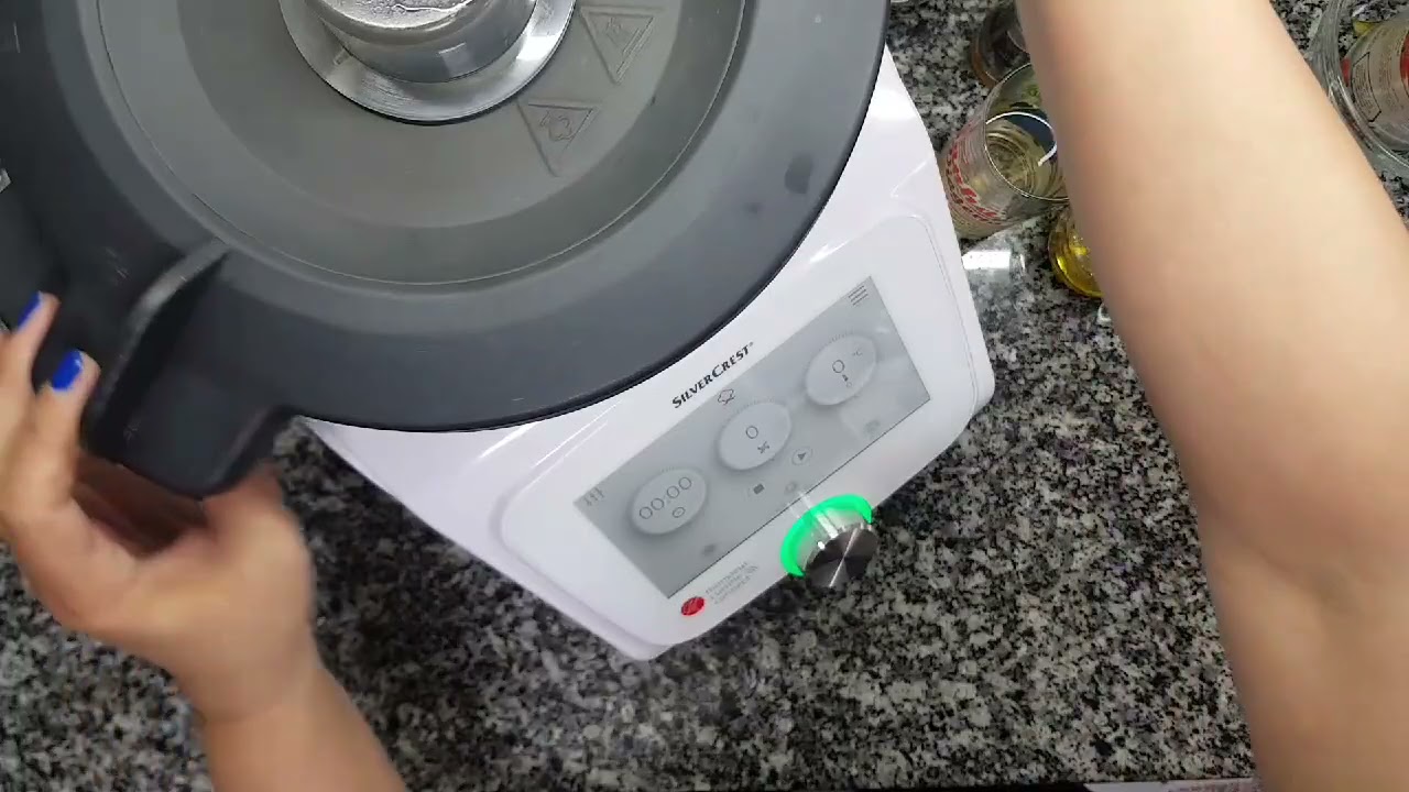 Carne de vaca com massa e pudim de leite condensado - cozinhar em pirâmide.