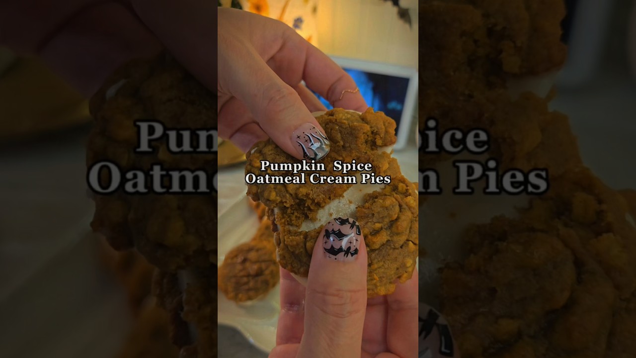 Pumpkin Spice Oatmeal Cream Pies 🍂🎃 A cozy fall twist on a classic treat 🧡
