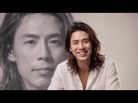 我是艺健、一名既能创作视觉作品、又能登上舞台表演的艺术家。I am an artist who both creates visual works and performs on stage.