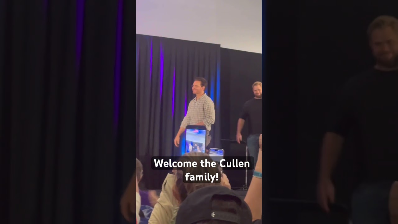 Cullen Family Cast Walks On Stage — Twilight Panel