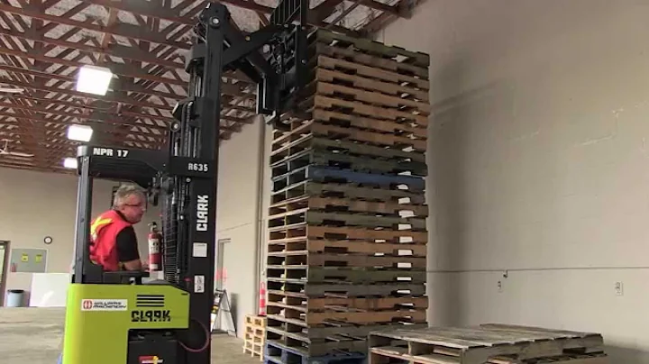 Narrow Aisle Reach Forklift - Moving a Load - DayDayNews