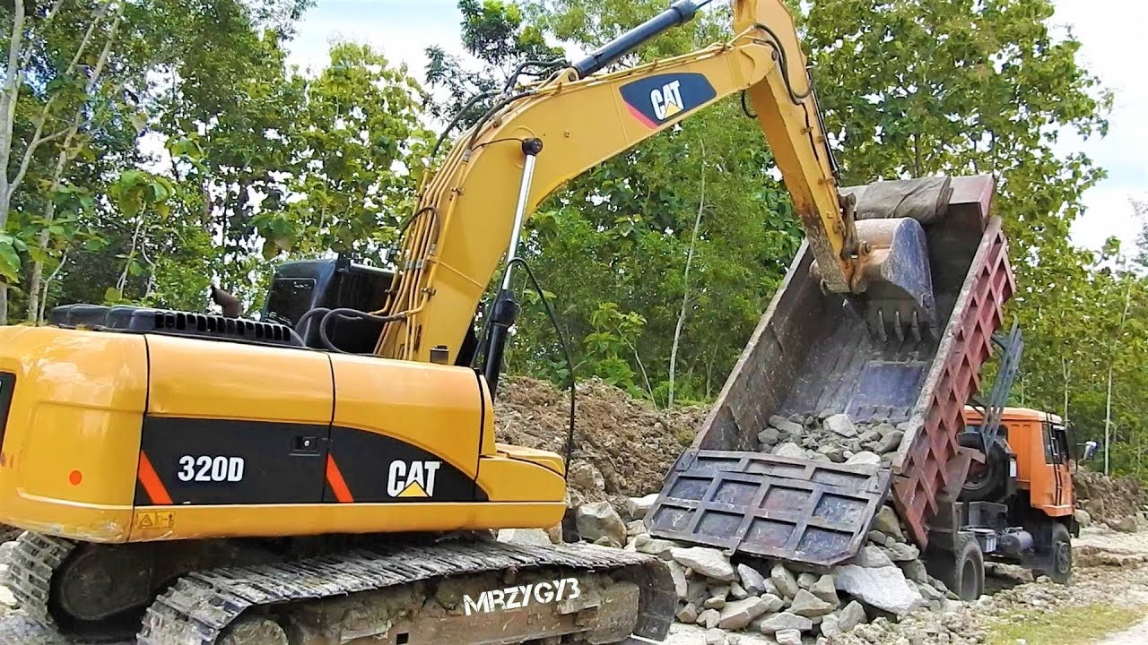 Fuso Dump Truck Stuck Recovery By Excavator CAT 320D In Road ...