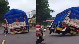 VIRAL !!! Truk menghindari ibu- ibu bawa motor sampai angkat ban