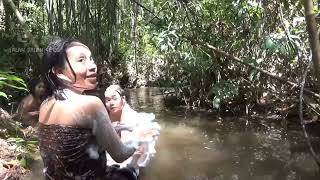 gadis desa mandi di sungai dalam hutan