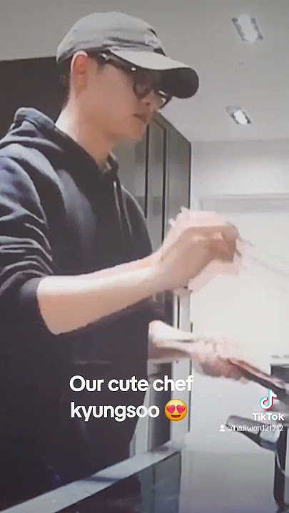 baekhyun laughed at kyungsoo soo cute 😍