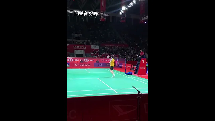 2022印尼大师赛 半决赛 骆建佑/周天成 与超嗨的现场印尼球迷 可爱互动 来源ig：@nadheas - 天天要闻
