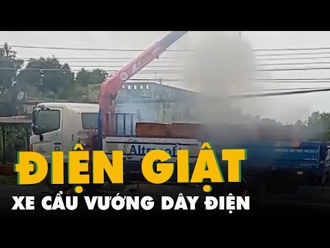 Video Hiện trường xe cẩu vướng dây điện tóe lửa, 4 người bị... - youtube