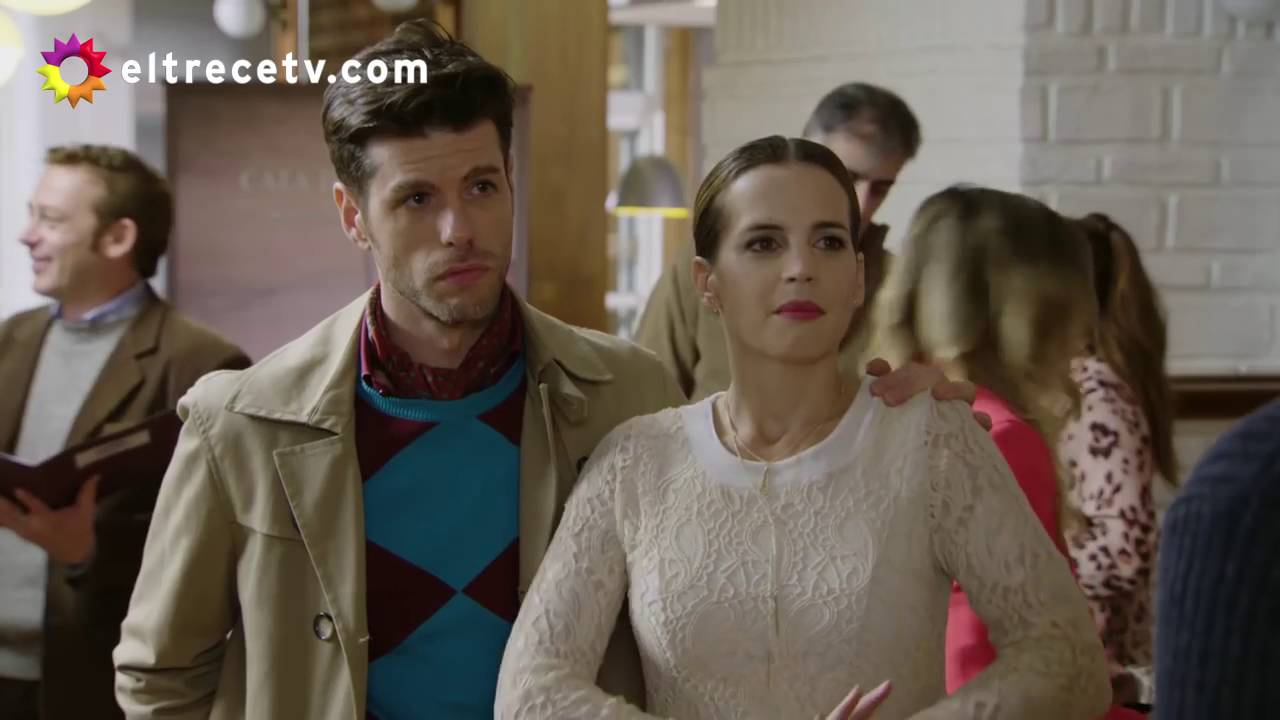 Rafa se encuentra a Ana y su novio en la vinoteca.