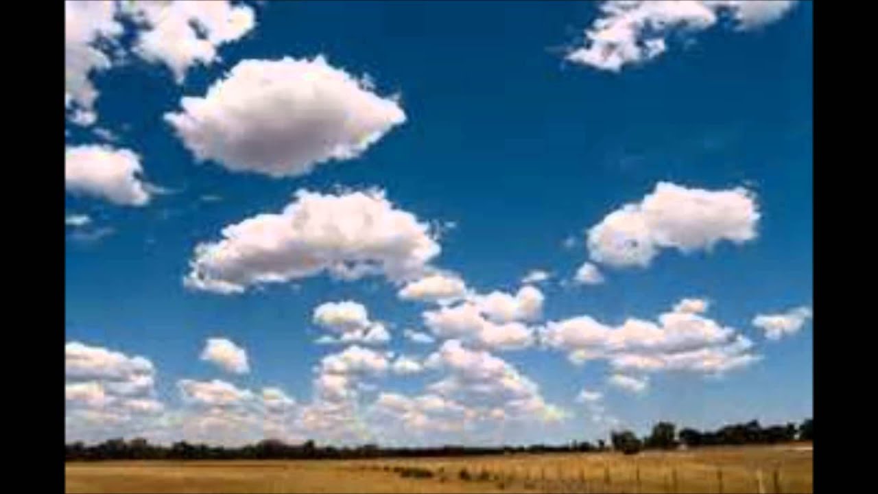 красивое небо. под малым небом. красивое небо. вид с горы горизонт чистое небо лес. природа горизонт.