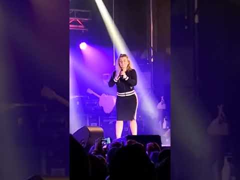 Amaia Montero da un concierto borracha, Renedo (Cantabria)
