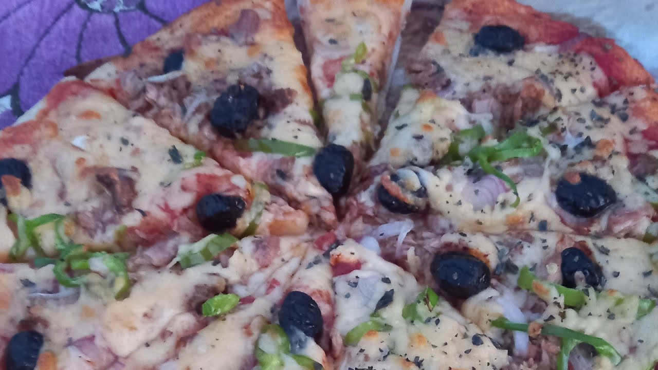 بيتزا بالطون على الفحم 😅🍕