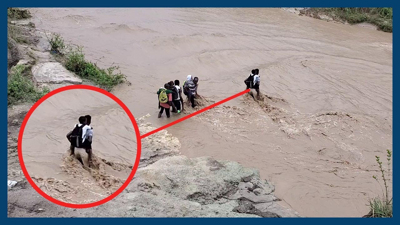 MVUA DAR: WANAFUNZI WAKIVUSHWA KWA KUBEBWA MGONGONI