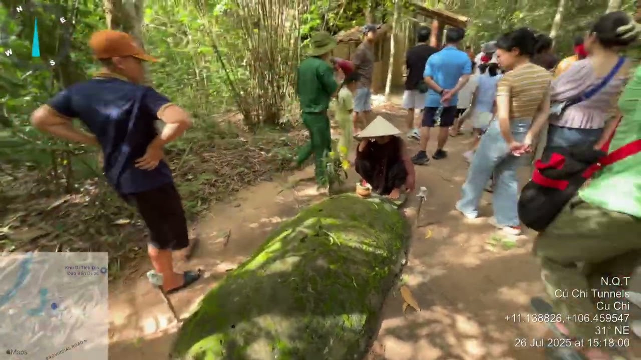 Khu Tái Hiện Vùng Giải Phóng (giai đoạn 1965-1968): ngôi mộ người cha; hầm chiến sỹ bảo vệ (10/