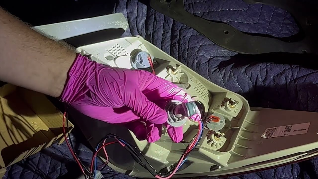 Как заменить жгут проводов стоп-сигнала/заднего фонаря на Hyundai Sonata 2011, 2012, 2013, 2014 г...