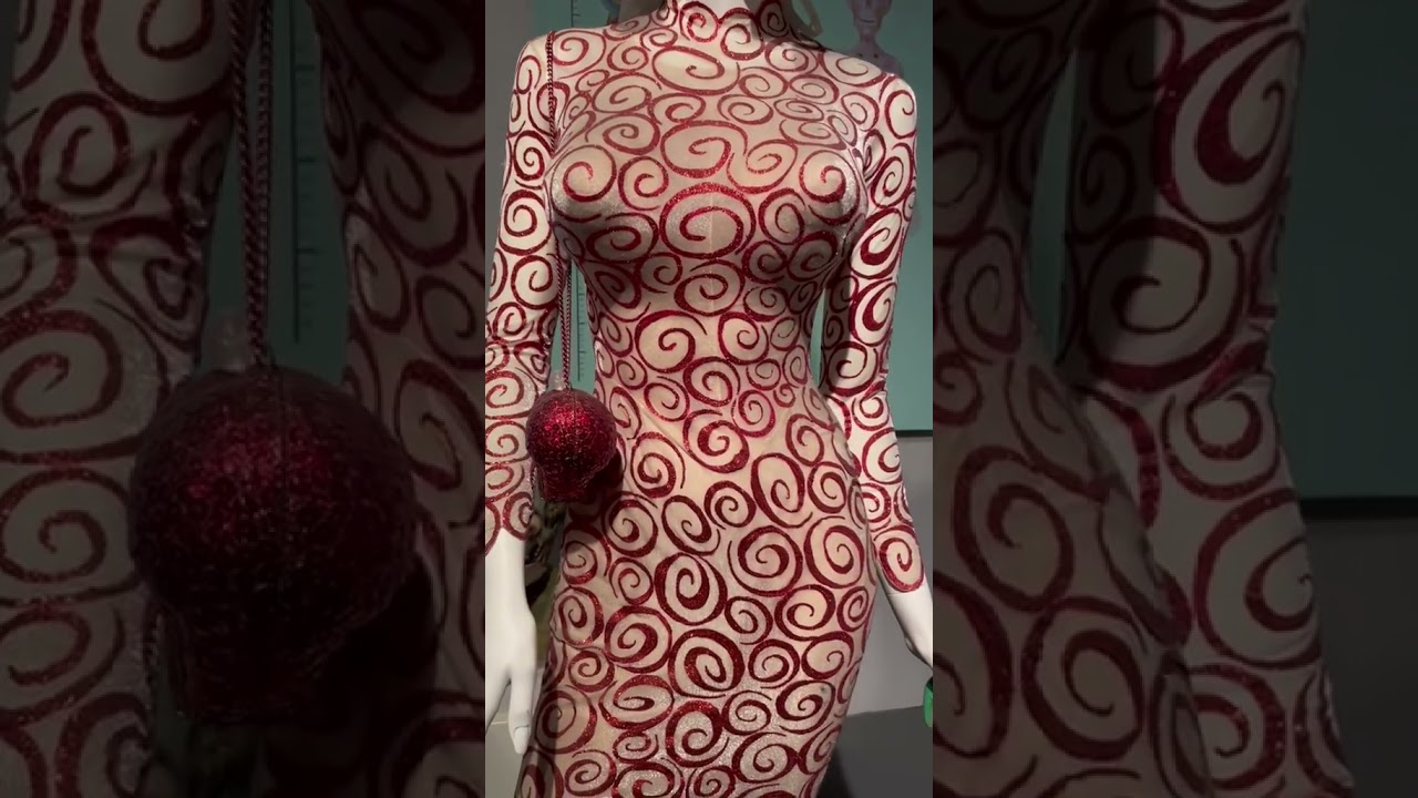 mars attacks red dress Nice planet! We'll take it! Inspo: Martian spy girl, Mars attacks, 1996. Pelicula viejisima pero muy buena jajajaj ultimamente hemos visto peliculas de antes y son joyaaaas bueno esta fue
