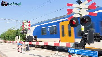 Spoorwegovergang Vught ??4K?? // Dutch railroad crossing
