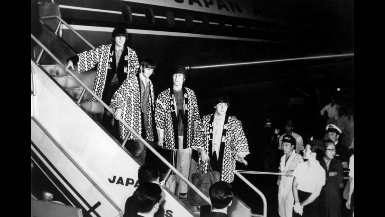The Beatles in Japan 日本でのザ・ビートルズ - YouTube