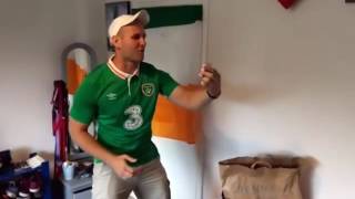 Болельщик Ирландии собирается на Чемпионат Европы