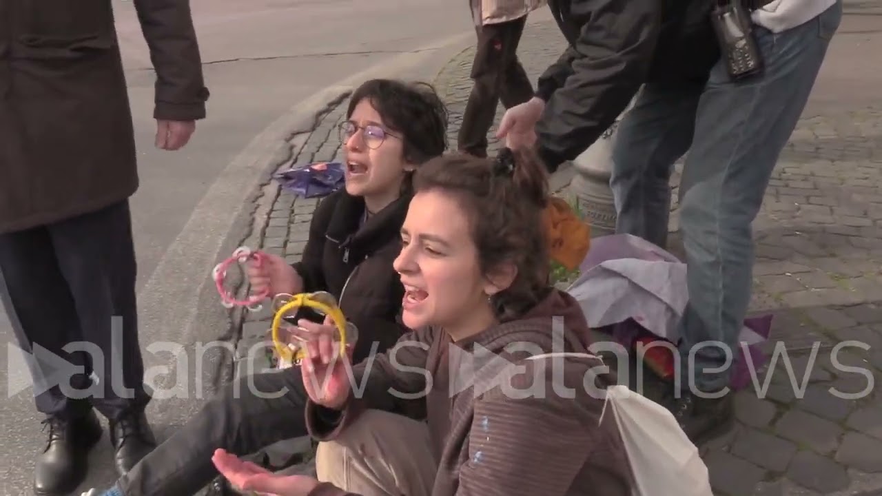 Blitz femminista a Roma, gli attivisti portati via dalla polizia, uno di loro: 
