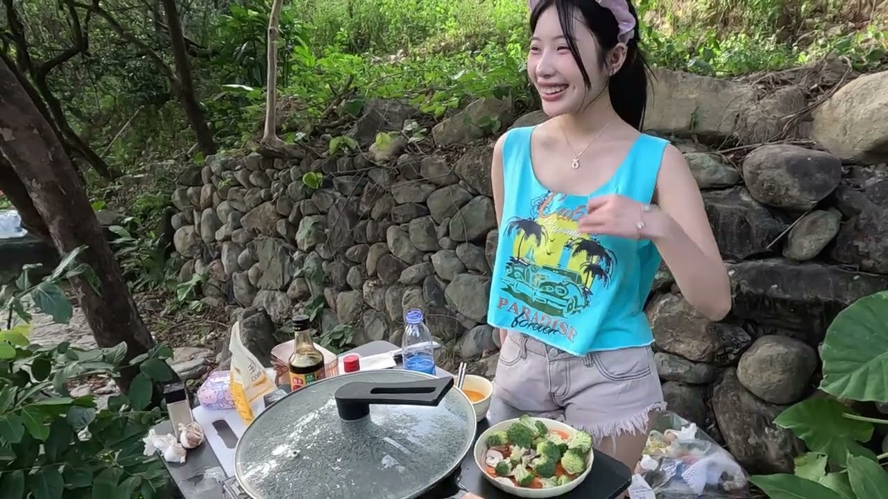 可爱的贝贝，山林间做饭初体验，今天奉上，西兰花胡萝卜炒蛋，味道挺好的