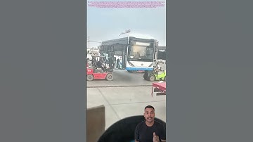 Vier vorkheftrucks verplaatsen een bus in perfecte harmonie #shortsfeed #shorts #trending