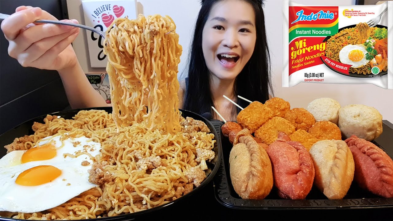 INDOMIE Mi Goreng Fried Noodles & Fried Snacks Feast! Chow Mein w/ Eggs, Curry Chicken Pie - Mukbang