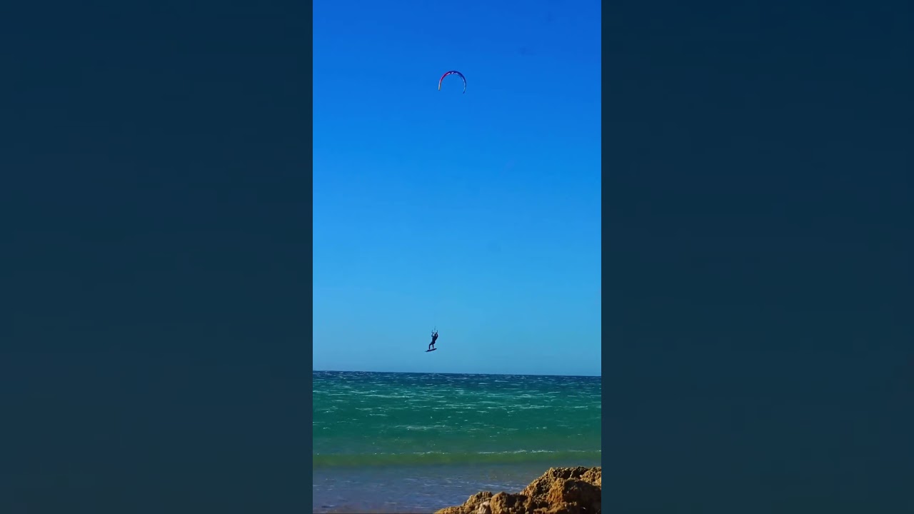 Kitesurfer DRAWING in the sky