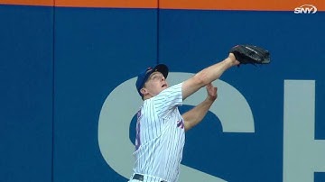 PIT@NYM: Bruce makes a leaping catch on a sac fly