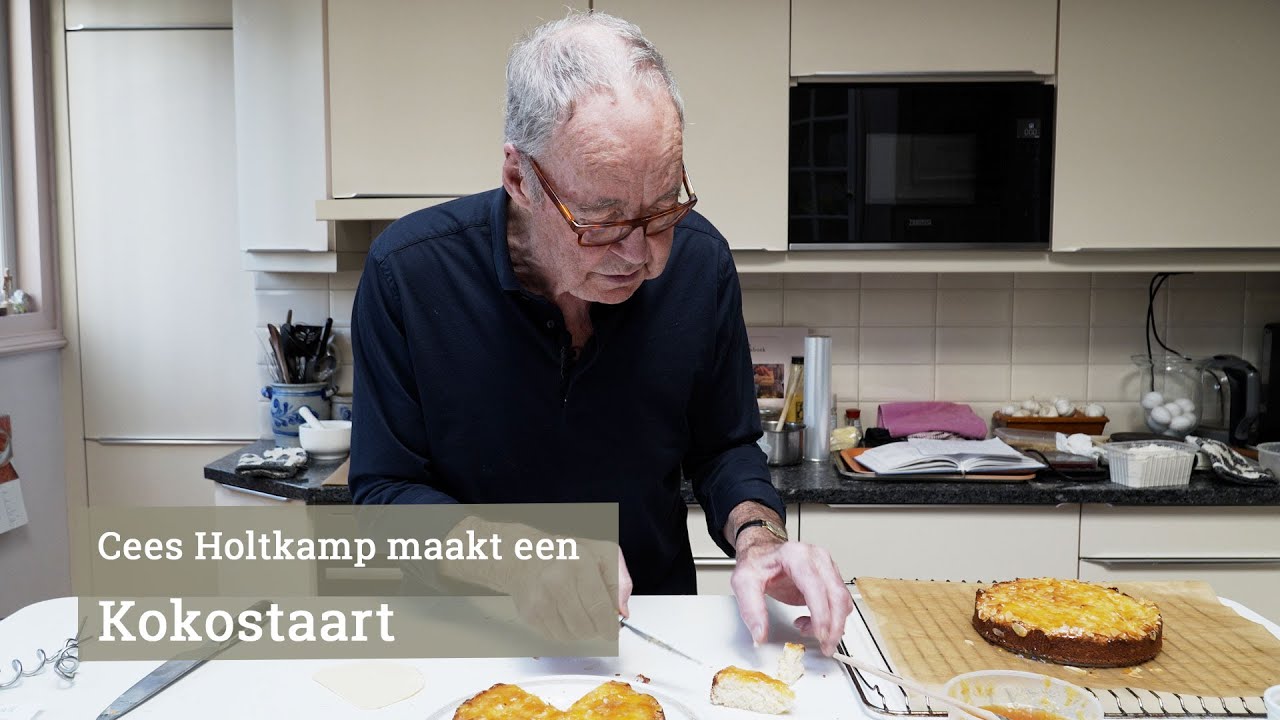 Cees Holtkamp maakt een kokostaart