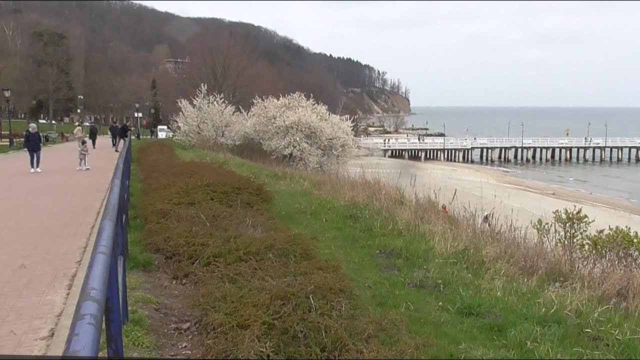 Wiosenny spacer po orłowskiej plaży. A spring walk along the Orłowo beach.