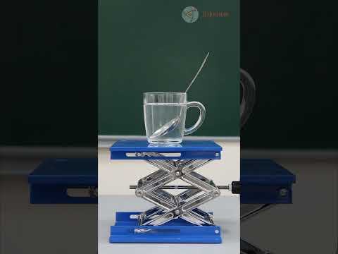 Ложка в воде. Преломление света. Физика
