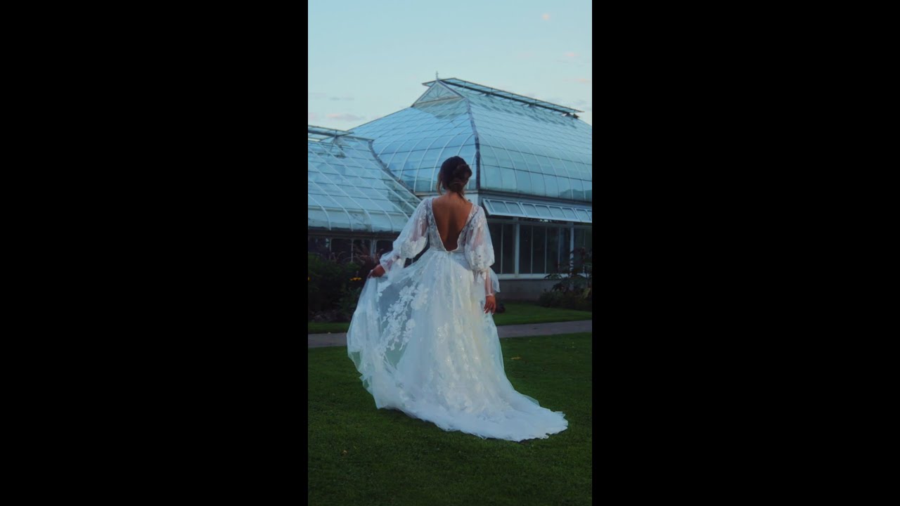 3D floral wedding gown. 💫 