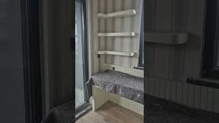 Kız Çocuk Odasında Gizli Kapı, Izleyelim