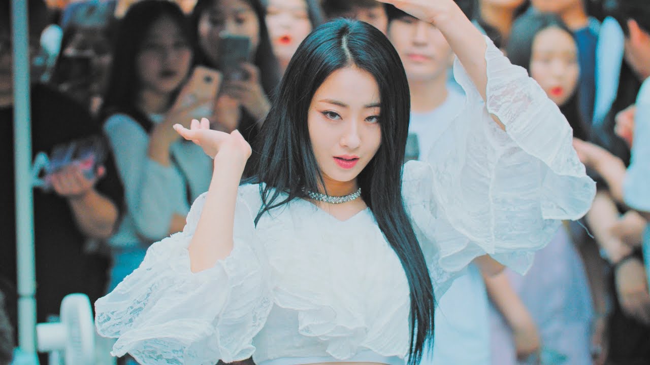 GYEONG REE(경리) - 'BLUE MOON'(어젯밤) 나인뮤지스(9MUSES)  @180707 홍대버스킹 [4k Fancam/직캠