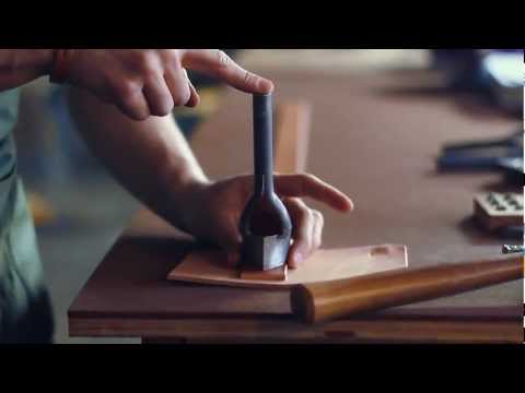 Vidéo: Entretien Avec Darby Scott Leather Goods American Designer