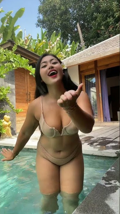 Novitasari sini yuk main ke Bali 🍑👙