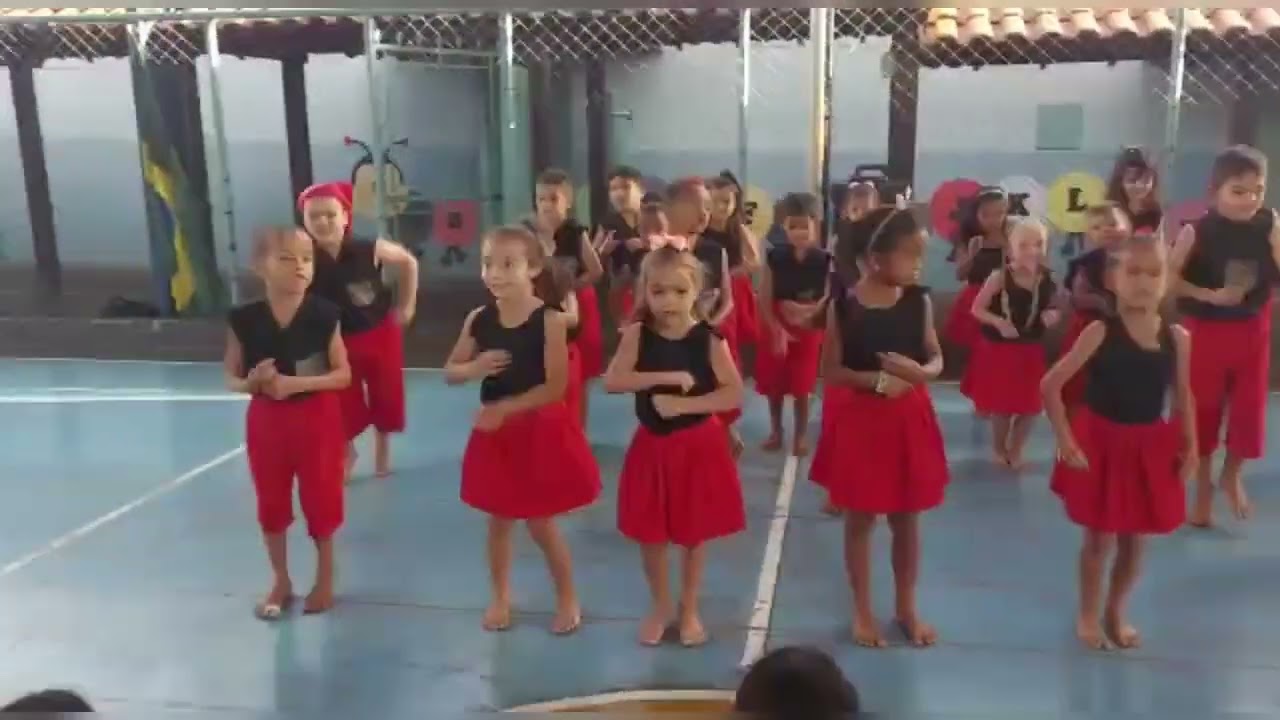 Maria Valentina Tchuu Na Apresentação Do Dia Do Folclore Na Escola E Culto A Bandeira🇧🇷