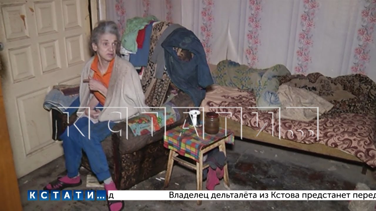 В квартире без электричества, газа и с разбитыми окнами живет брошенная ...