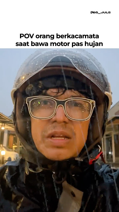 POV orang berkacamata saat bawa motor pas hujan