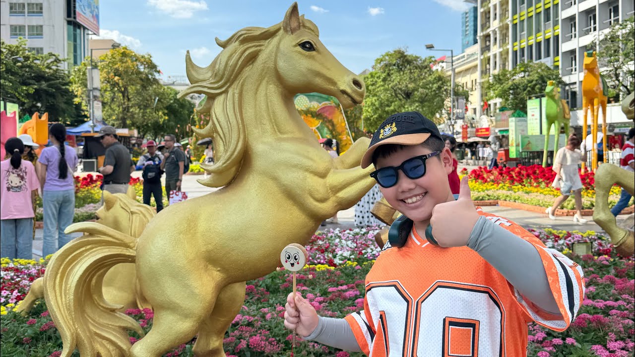 Du Xuân Đường Hoa Nguyễn Huệ Mùng 3 Tết Bính Ngọ-Linh Vật Ngựa Đặc Sắc-Nắng Xuân Nở Rực Sắc Hoa