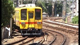 爽やかな発車メロディが鳴って西新井駅を出発していく黄色い車体の東武大師線下り8000系
