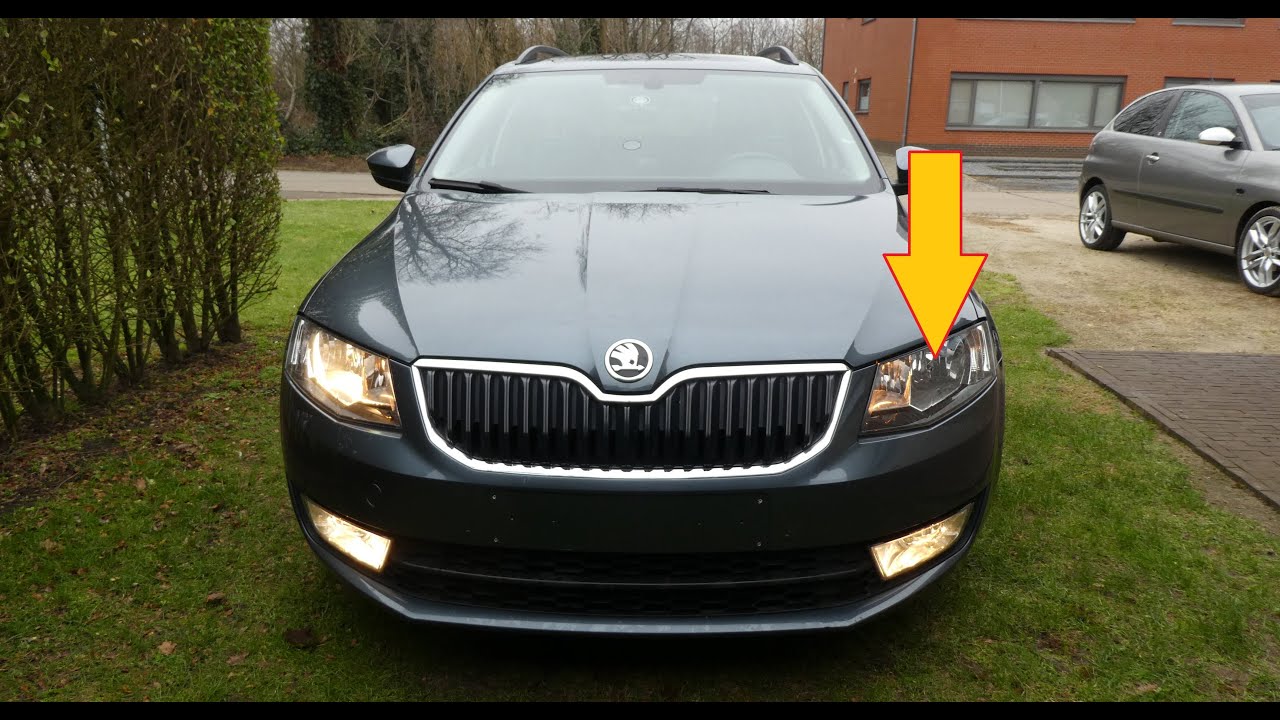 Replacing the front bulb H7 @ the right side : Skoda Octavia 2016
