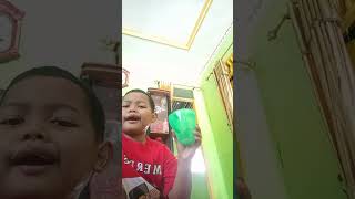 Jalil Makan Pop Mi