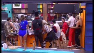 Wendy Le Da Un Arrimon A Paul Stanley La Casa De Los Famosos Mexico En Vivo