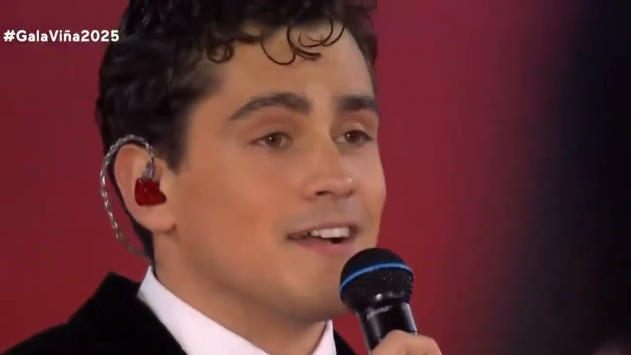 Nico Ruiz cantando en la 