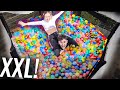 30.000 BÄLLE im TRAMPOLIN Weltrekord! (reinspringen) 😱mit Isabell, Johannes und Keanu