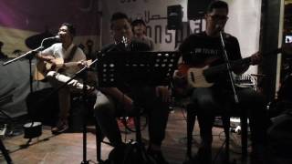 Download Lagu D'consulate Restaurant and Cafe, Live Music The Crab Band MP3