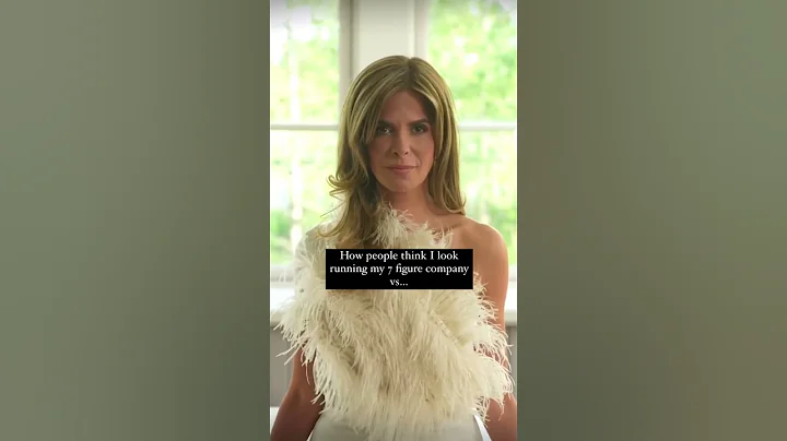 How people think I look running a 7-figure business vs how I actually look 😂