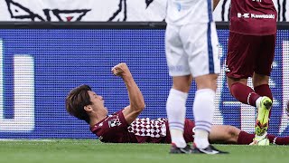 酒井が右サイドから鋭いクロスを供給すると、ファーサイドへ走り込んだ大迫 勇也が右足で合わせて神戸が先制に成功する！【第35節のピックアップゴール】